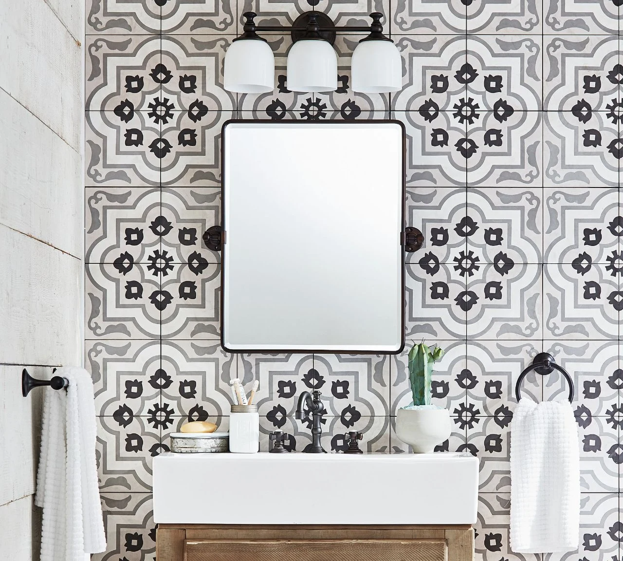 Elegante espejo de baño de lujo moderno con decoración de pared de hotel, espejo de baño personalizado