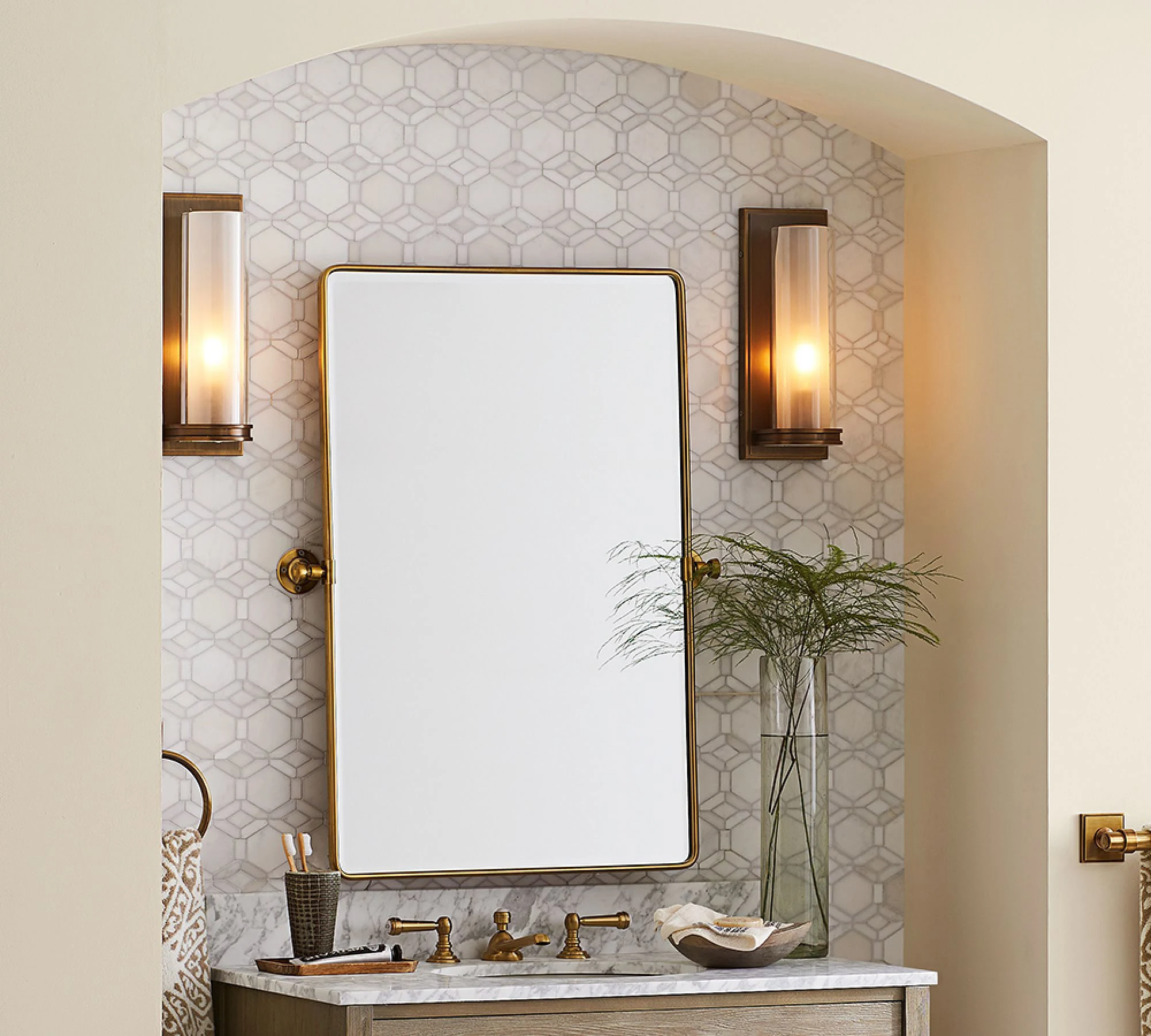 Elegante espejo de baño de lujo moderno con decoración de pared de hotel, espejo de baño personalizado